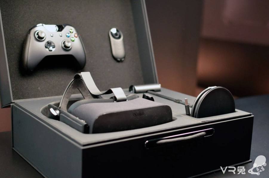 Oculus Rift 标准套装的包装盒非常炫酷，简洁光滑的黑盒子，上面 VR 的 Logo 让人期待。打开盒子，我们可以看到四样东西。这四样东西分别是 Oculus Rift 眼镜本体，麦克风，Oculus Remote 遥控器和 Xbox One 手柄。