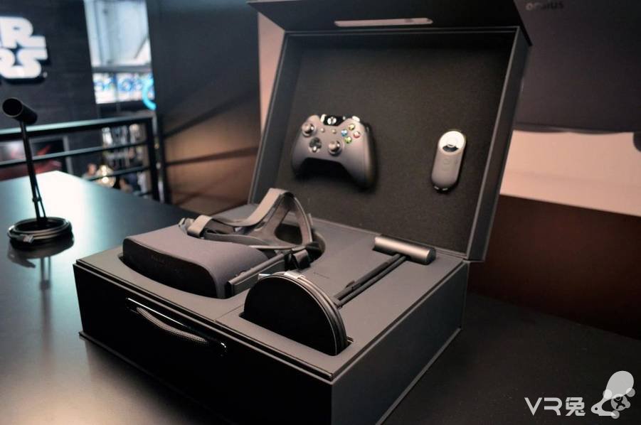 Oculus Rift 标准套装的包装盒非常炫酷，简洁光滑的黑盒子，上面 VR 的 Logo 让人期待。打开盒子，我们可以看到四样东西。这四样东西分别是 Oculus Rift 眼镜本体，麦克风，Oculus Remote 遥控器和 Xbox One 手柄。