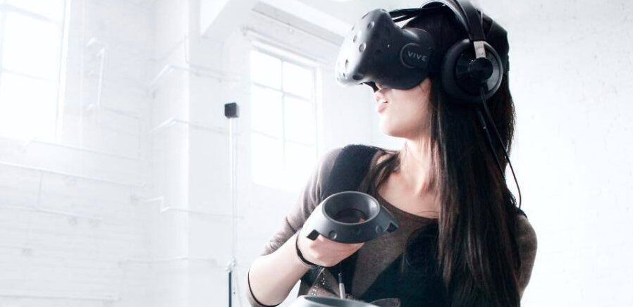 美女玩VR游戏，玩到吓哭。。
